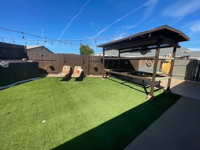 Foto del edificio - 2103 Starburst Ln