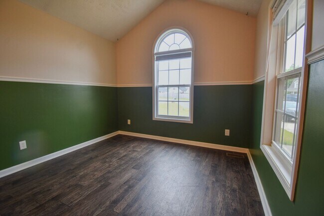 Foto del edificio - 3 Bed 2 Bath with a Bonus Room: Pets Allowed