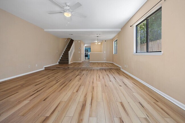 Building Photo - Remodeled townhouse just steps to the beach!