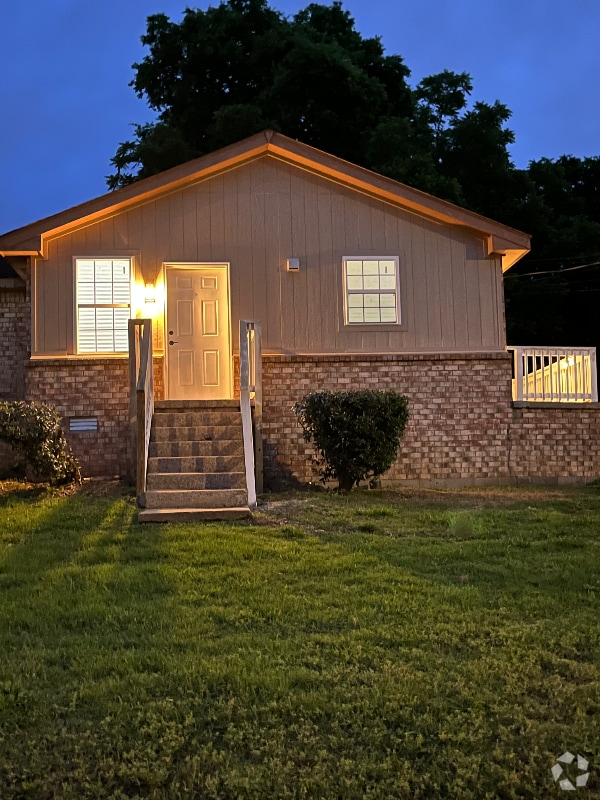 Building Photo - 2741 Jones Ave