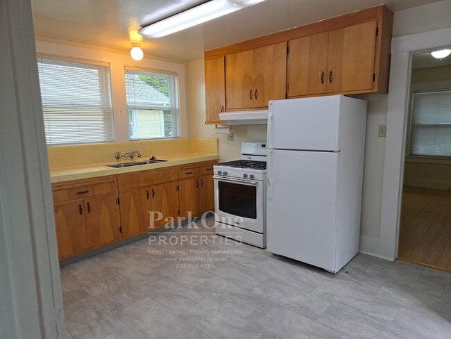 Building Photo - 979 Stannage Ave