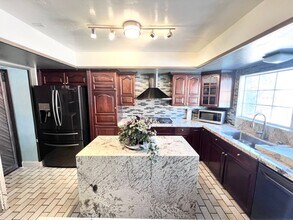 Building Photo - 5009 Mesa View Dr