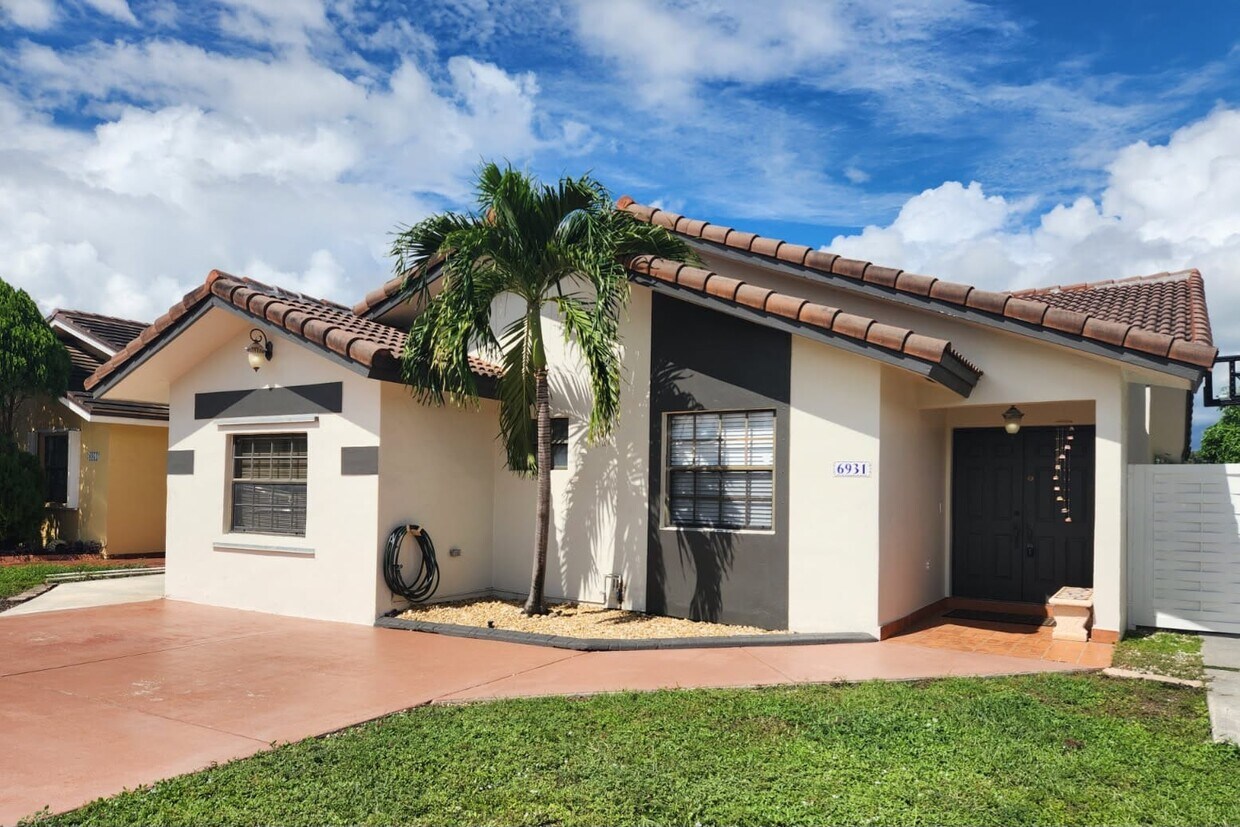 Foto principal - 6931 NW 169th Terrace