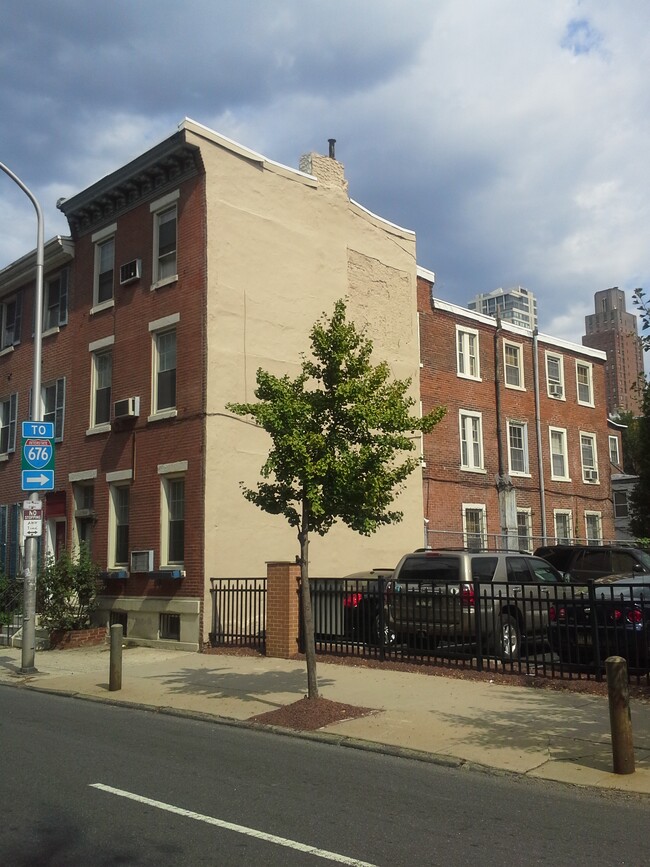 Historic Federal Style Building Facade - 1535 Lombard St