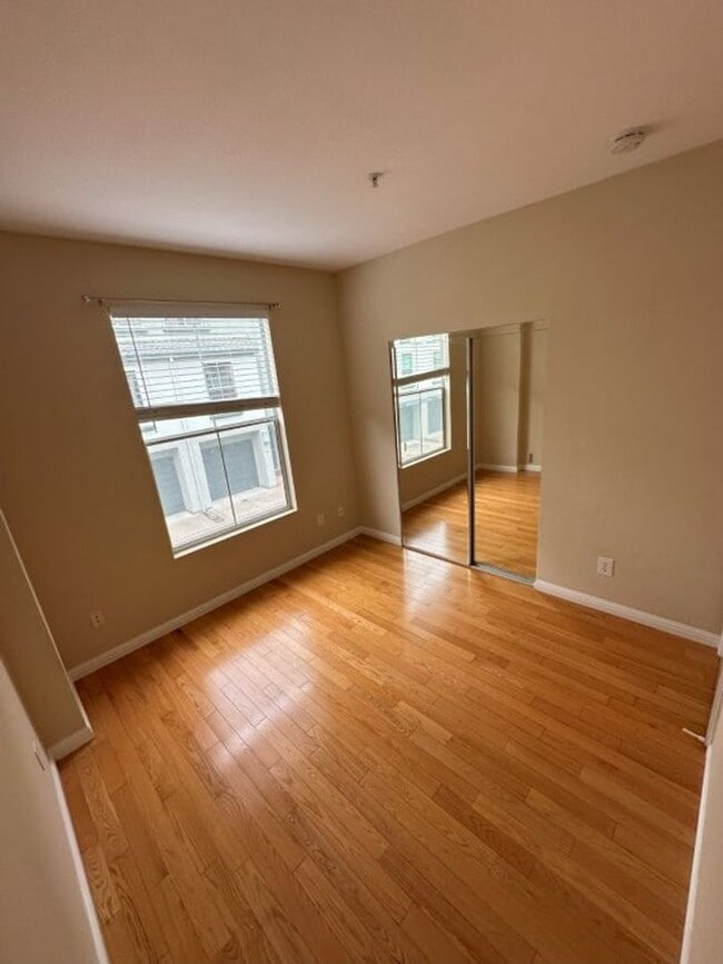 Foto del edificio - Nor Cal Realty Inc, 3 bedroom 3 bath townh...