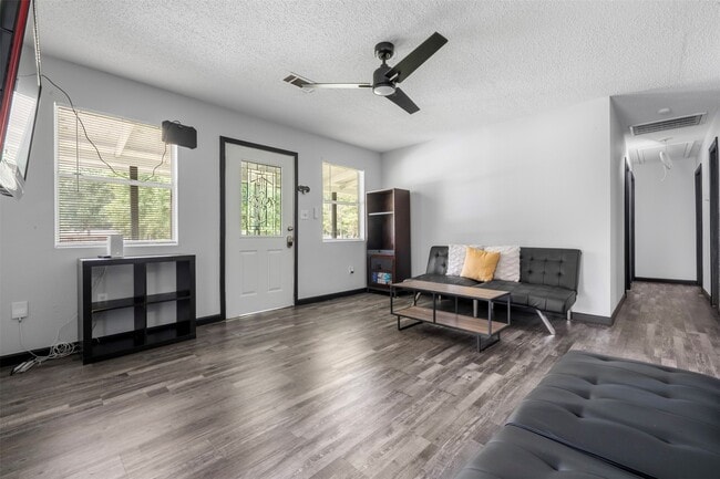 Foto del edificio - 541 Trails End Dr