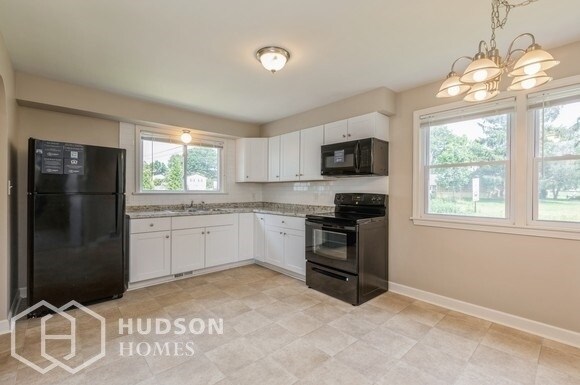 Foto del edificio - AVAILABLE NOW! - 4001 Tallmadge Road, Root...