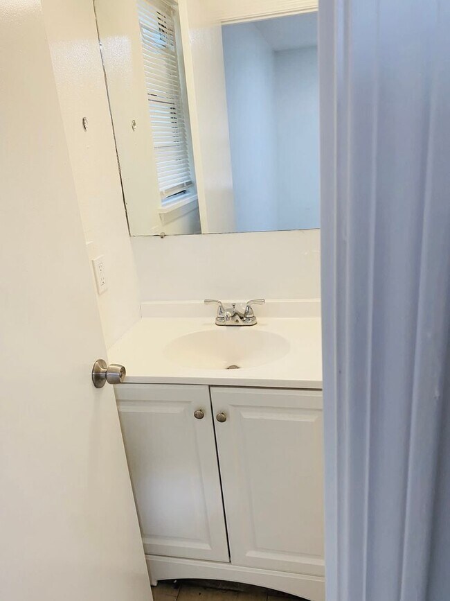 Foto del edificio - 3617 Clayton Dr