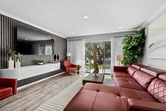 Building Photo - 604 S Ripple Creek Dr