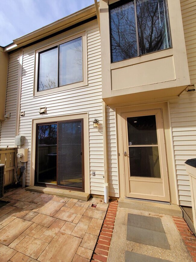Building Photo - Lovely 2Bd/1.5Bth TH in Gaithersburg Montg...