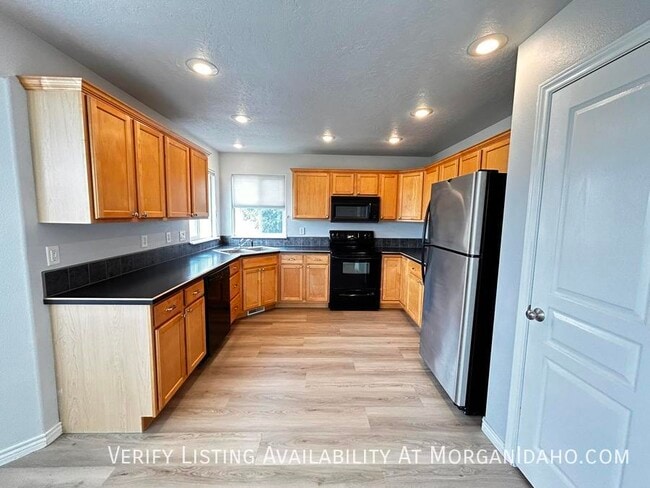 Building Photo - Split floor plan design with no back neigh...