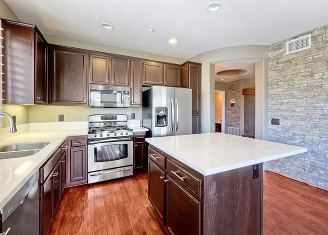 Building Photo - Three Story Townhome Overlooking Singing H...