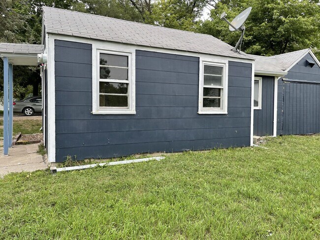 Foto del edificio - Cozy 3 Bedroom House, Available Now