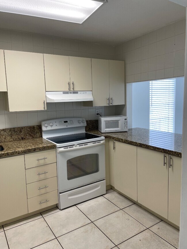 Foto del edificio - 305 W 68th St