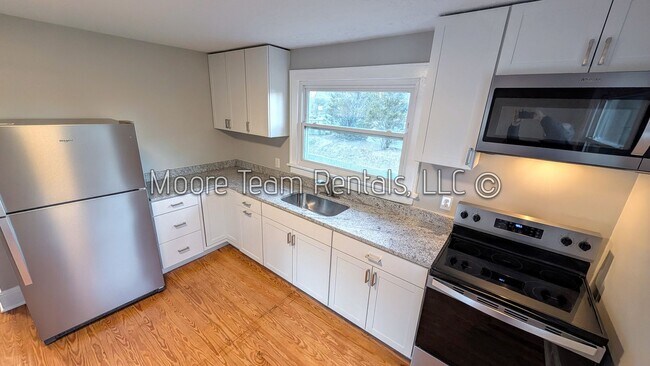 Building Photo - 906 White Pine Dr