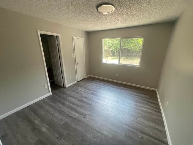 Foto del edificio - Spacious 5-Bedroom Home in a Great Neighbo...