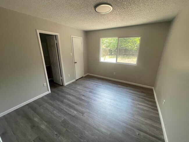Foto del edificio - Spacious 5-Bedroom Home in a Great Neighborhood!
