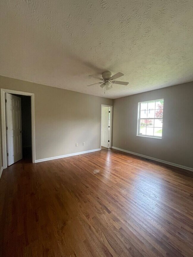 Foto del edificio - 3 bed, 2 bath, 2 car garage ranch style home with fenced yard.