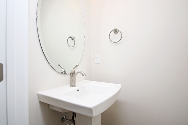Building Photo - Spacious Avinity Townhome