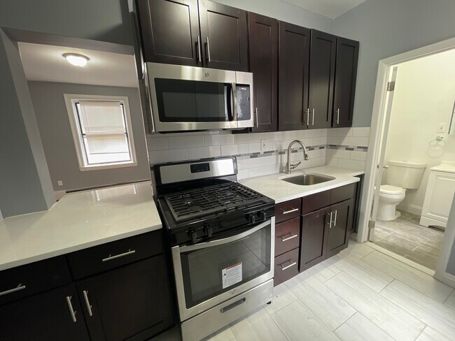 Building Photo - 149 Zabriskie St