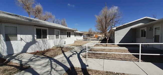 Building Photo - Spacious studio in a duplex with laundry c...