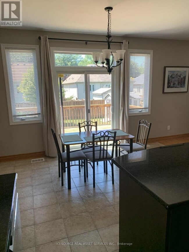 Photo du bâtiment - 12 Grand Poplar Ln
