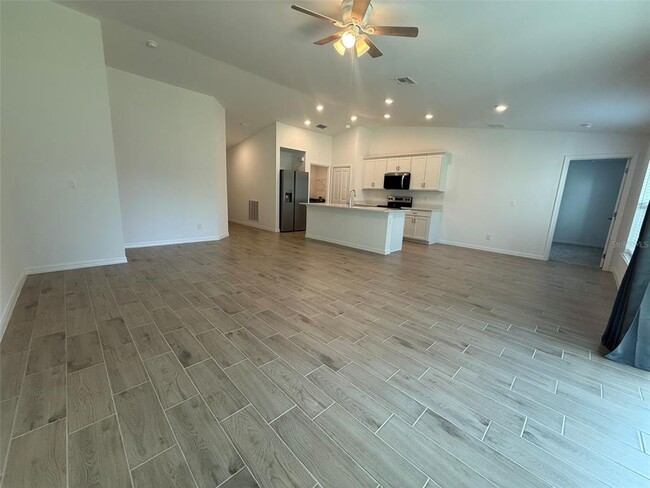 Building Photo - 21061 Delake Ave