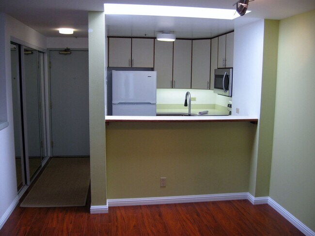 Foto del edificio - Beautiful 2 BR 2BA 2 story condo with laun...