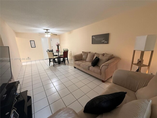 Building Photo - 9270 Fontainebleau Blvd