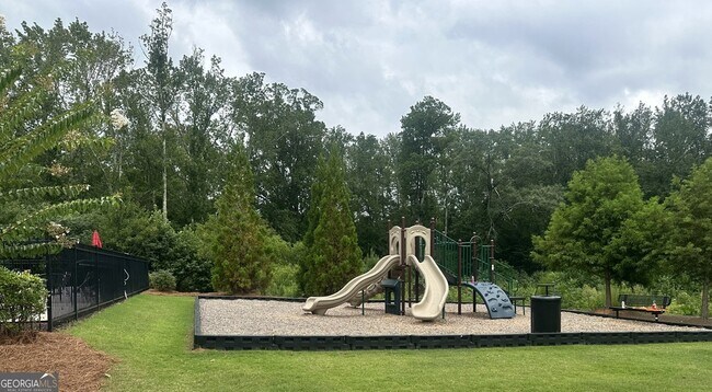 Foto del edificio - 5377 Burrus Ln
