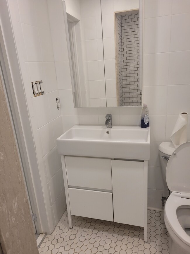 Photo du bâtiment - Spacious, Recently Renovated 2-Bedroom Bas...
