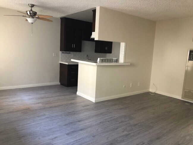 Building Photo - 337 Riverdale Dr