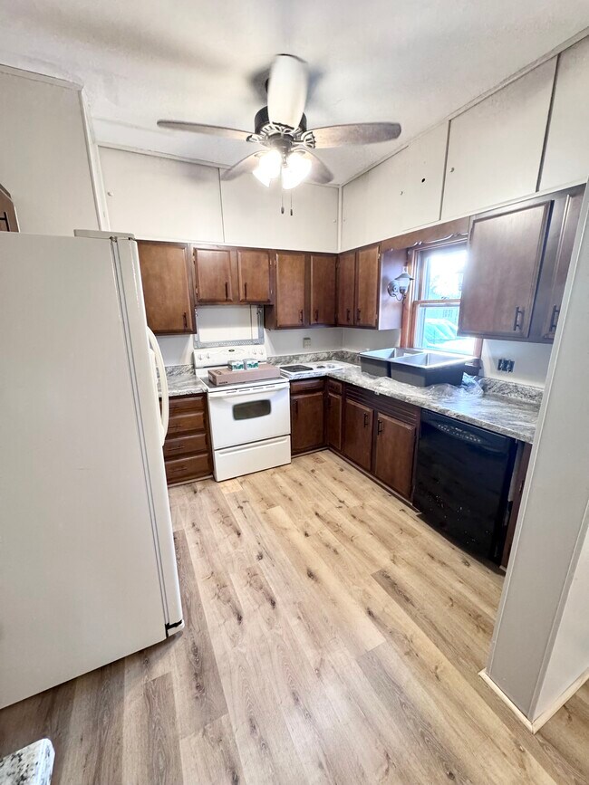 Foto del edificio - 102 E 8th St