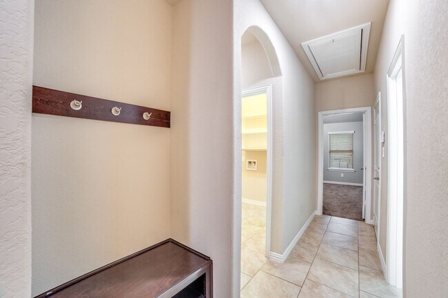 Foto del edificio - 4 Bed 2.5 Bath located in Kallison Ranch