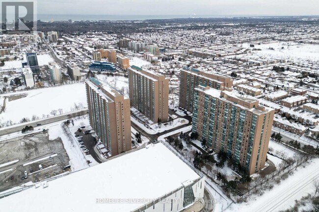 Photo du bâtiment - 145-145 Hillcrest Ave