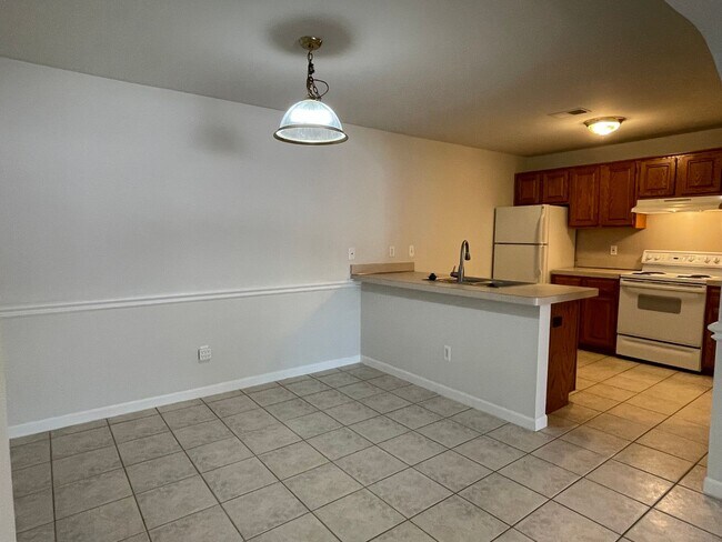 Building Photo - Shelby Twp 2-bedroom, 2-bath condo-style, private patio, 1st floor unit