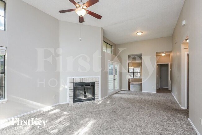 Foto del edificio - 6216 Fairlane Dr