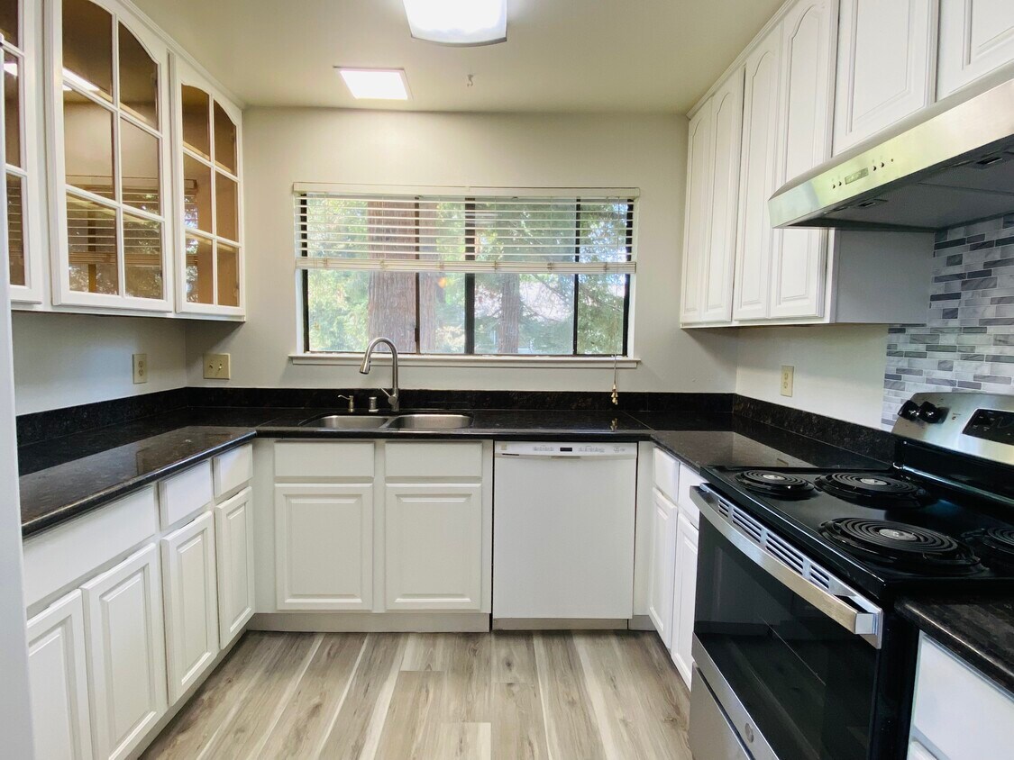 Kitchen - 4040 Ralston Cmn