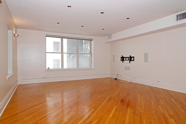 Building Photo - 24 W 45th St