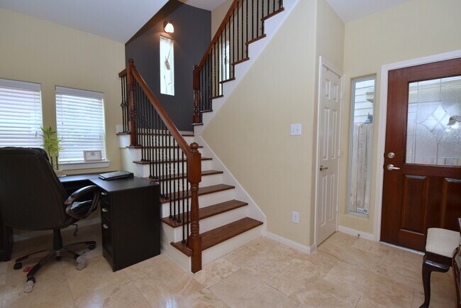 Foto del edificio - BEAUTIFUL 3 STORY HOME WITH 3 BEDROOM 3.5 BATHS 2 CAR GARAGE. FEATURES A OPEN SPACE FEEL, LIVING ...