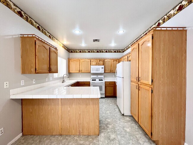 Foto del edificio - AMAZING 4 BED 2.5 BTH IS YOUR NEXT HOME!