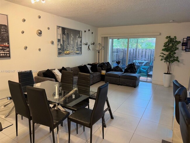 Foto del edificio - 4744 NW 114th Ave