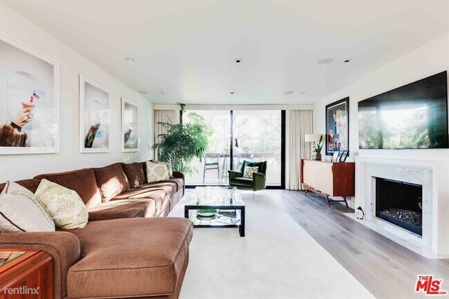 Foto del edificio - 3 br, 3 bath Condo - 851 N Kings Rd Apt 303