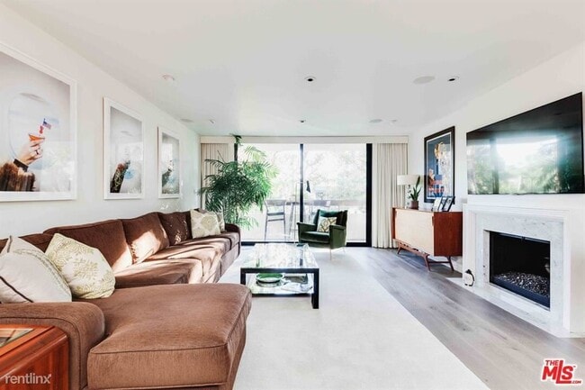 Building Photo - 3 br, 3 bath Condo - 851 N Kings Rd Apt 303