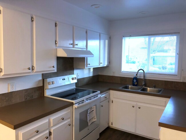 Kitchen - 555 N Hayden Bay Dr