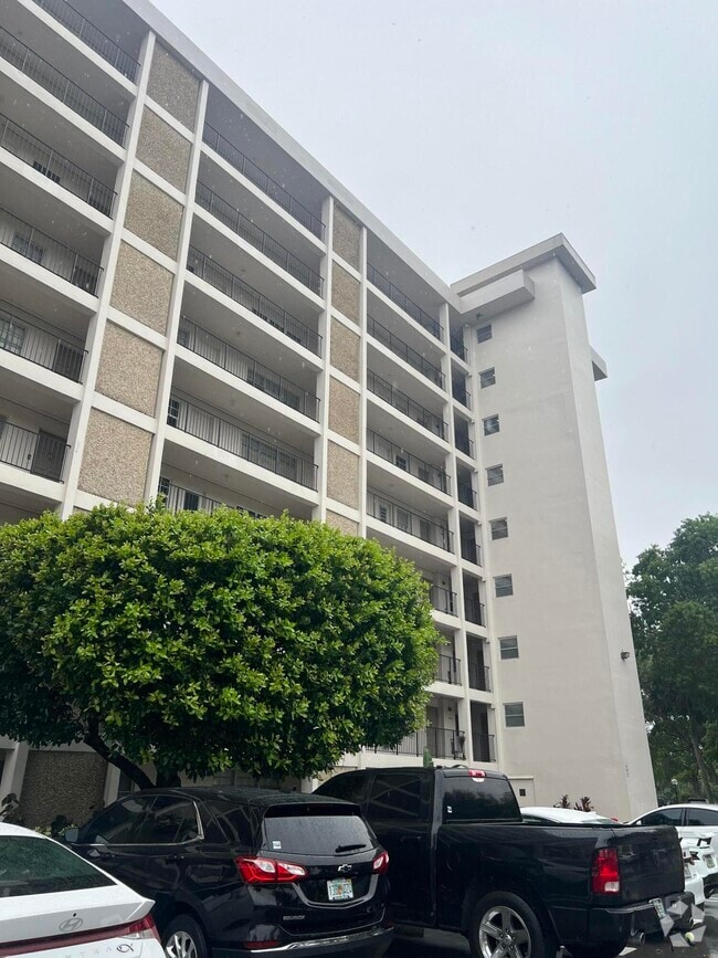 Building Photo - 3300 N Palm Aire Dr