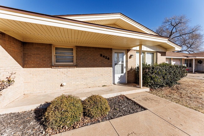 Foto del edificio - Updated Home Block away from LCU