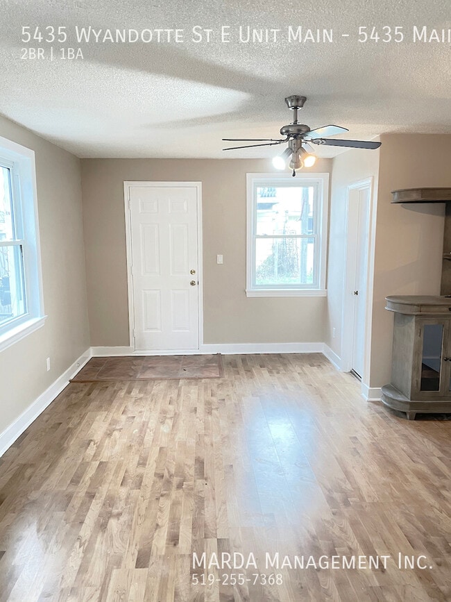Building Photo - CHIC 2-BEDROOM/1BATH MAIN APARTMENT IN OLD...