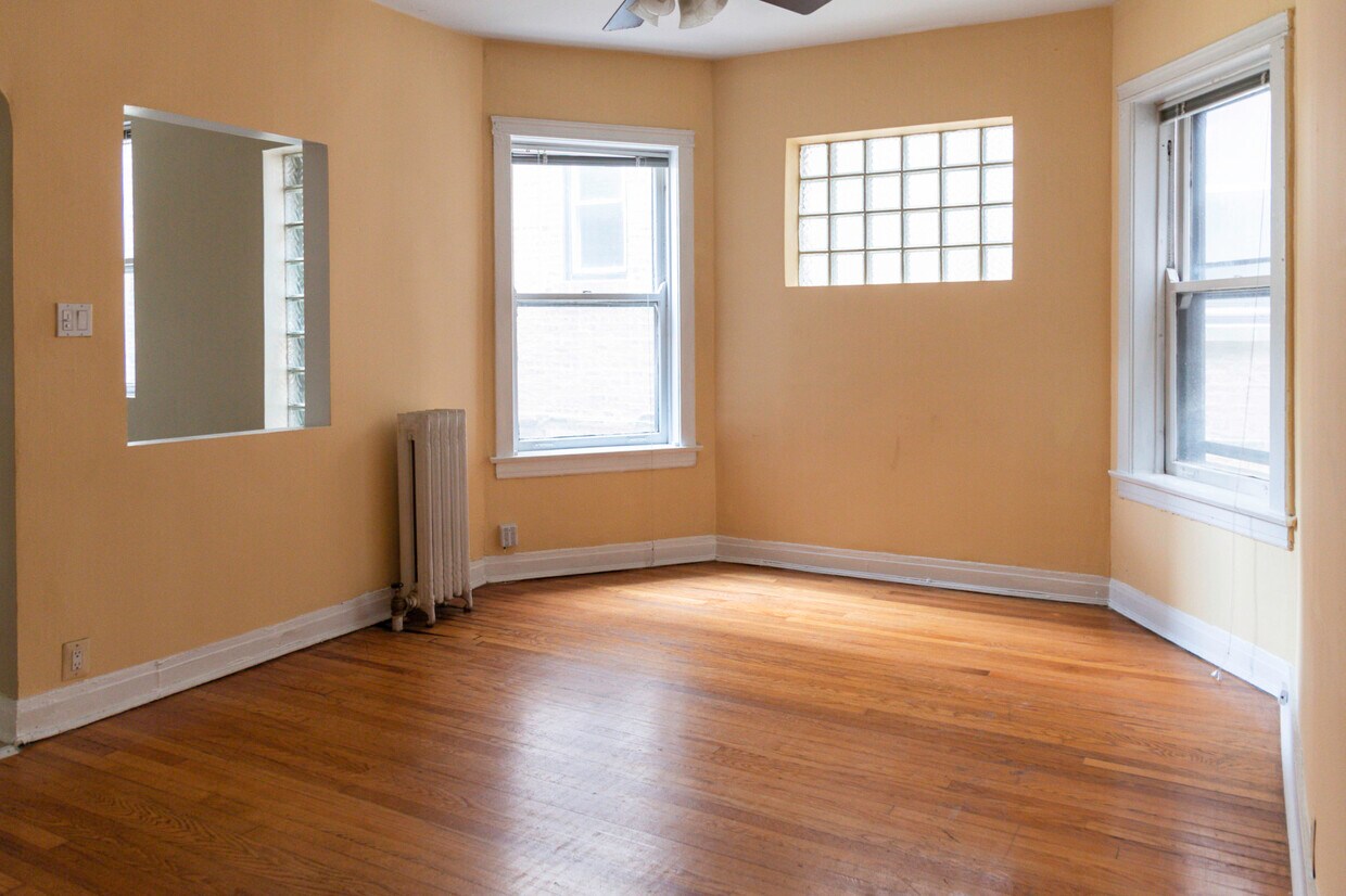 Primary Photo - 651 W Buckingham Pl
