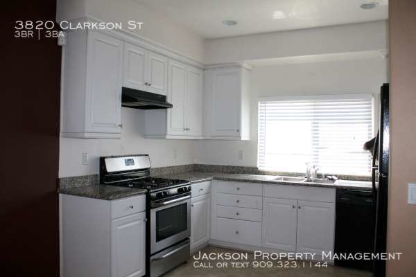 Building Photo - Prime Location, Gated Community